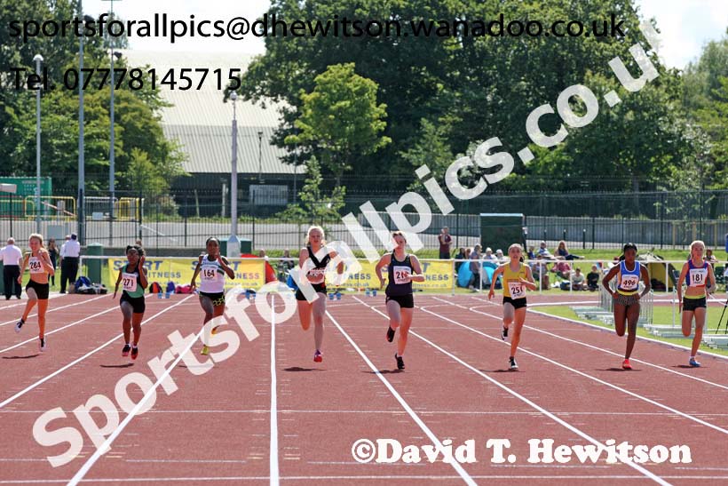 Under-15 girls 100 metres. Photo: David T. Hewitson/Sports for All Pics